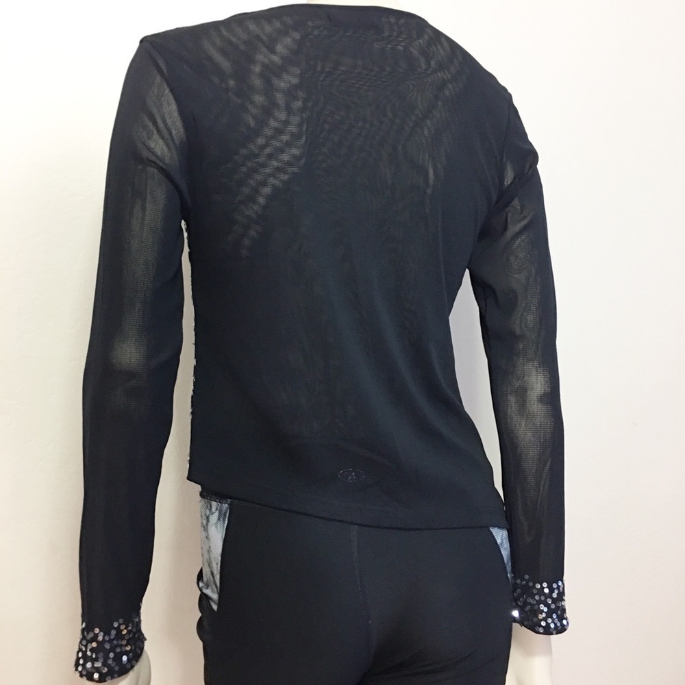 Hua Yi top with sequin beautifully designed. - Picture 4 of 8